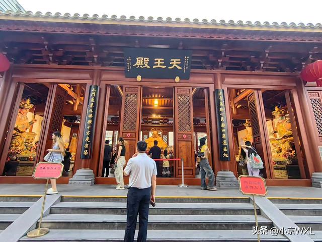 位于北京路旁的大佛寺，香客络绎不绝