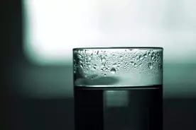 65岁的刘大爷，一到晚上嘴巴就容易发干，半夜总是被...图片