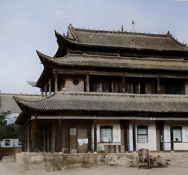 80年前山西临汾旧照曝光：鼓楼前“还没有夜市”冷清一片，日本女人在街上悠然闲逛