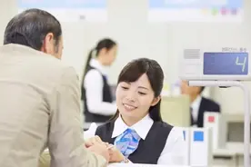 我妈在银行存了45万的三年定期，昨天到期了，让我去银行转存了图片