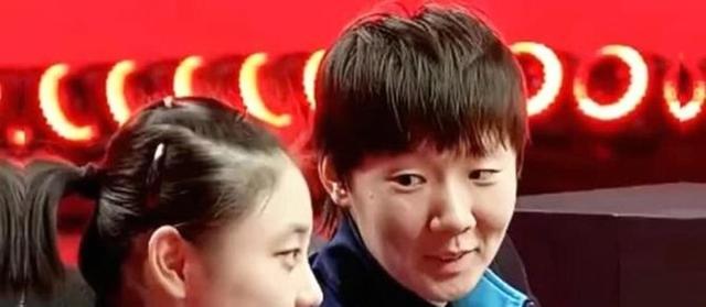 王曼昱北京过年迎父母从黑龙江飞来团聚，暖心邀请陪练徐奕同喝奶茶，春节假期坚持训练备战新加坡大满贯