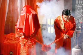 康熙年间，风水大师看到新娘身上有佛光，说道：我要借新娘一用图片