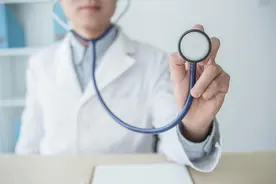 乳房太大是好是坏？需要手术吗？医生：看具体情况而定...图片