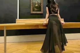 卡戴珊家族超模光脚畅游卢浮宫图片