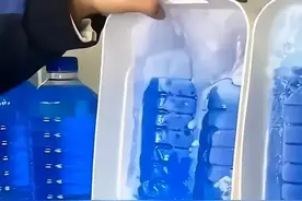 汽车玻璃水冻住了怎么办😣 汽车玻璃水冻了不要急，一...图片