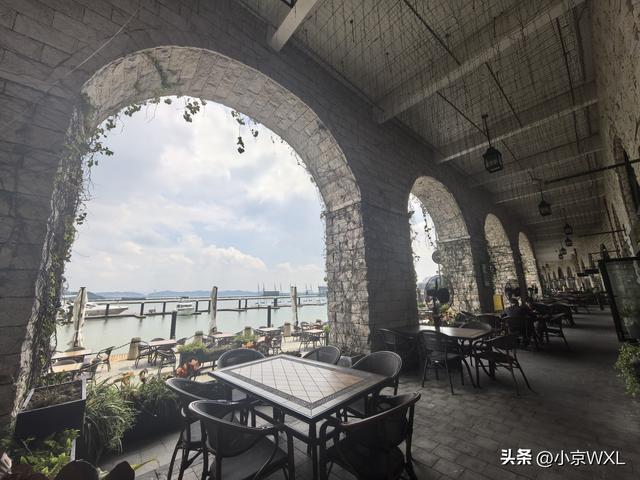 南沙游艇会里的灯塔图书馆
