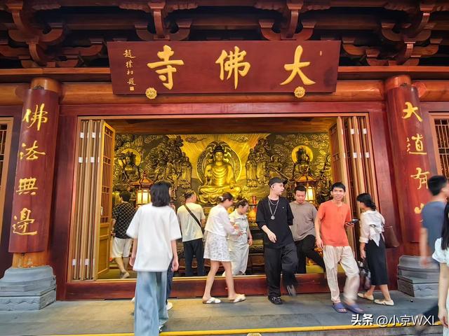 位于北京路旁的大佛寺	，香客络绎不绝
