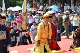 “乾隆七世孙”穿龙袍高调祭祖。 2015年4月25日图片