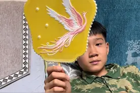 笑死！小孩哥送妈妈自制蚕丝扇，没想到引网友订购，爱好秒变工作图片