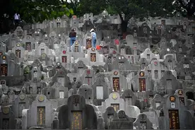 公墓期限才20年，到期后如果子孙不续费，骨灰会被挖出来...图片