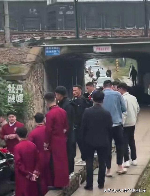 婚车碰头僵持你有啥破局办法