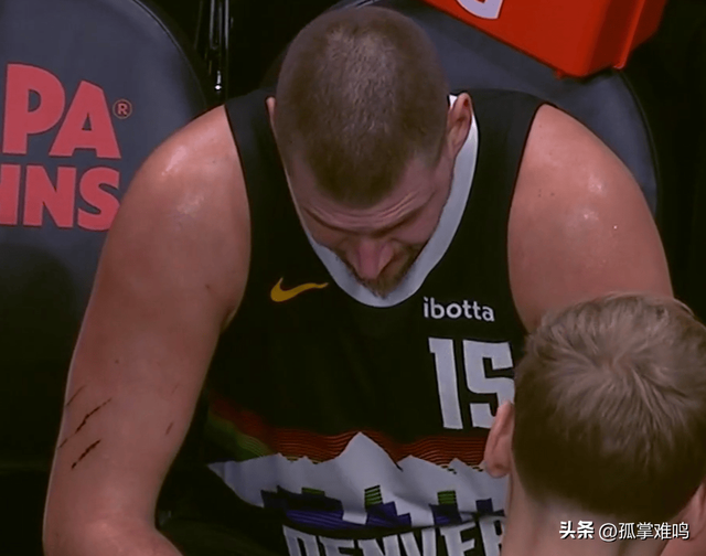 约基奇比赛中被抓伤你怎么看