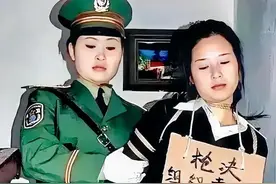 一名坚毅的武警女兵与一位颓废的死刑犯在生死对决的楼...图片