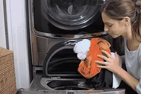 洗衣服时，先放水还是先放衣服？很多人做错，怪不得衣...图片