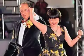 65岁何鸿燊拜倒在26岁的梁安琪石榴裙下，改写了他的下半生图片