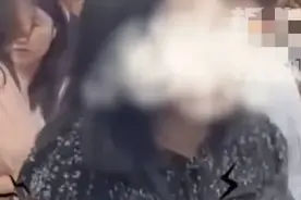 “地域歧视？上海大妈地铁怒斥女子：警察不会帮你！”图片