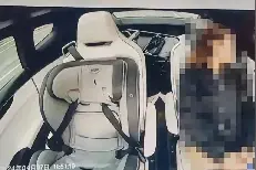 衰]南京一女子车内放飞自我，照片全网疯传图片