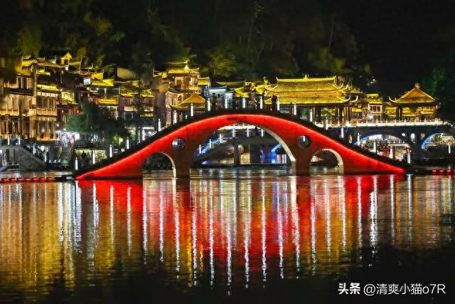 凤凰古城攻略(长沙凤凰古城张家界游玩顺序)