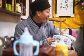 江苏南通，一位和尚开着豪华车图片