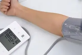 测量血压时，总是第一次高，后面测量结果变低图片