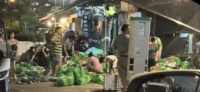第一批用拼多多买屎的人出现！香港自提点员工崩溃：求放过！