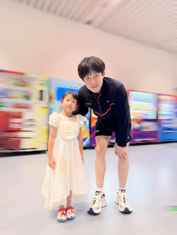 前国手刘燚女儿和孙颖莎王楚钦合影