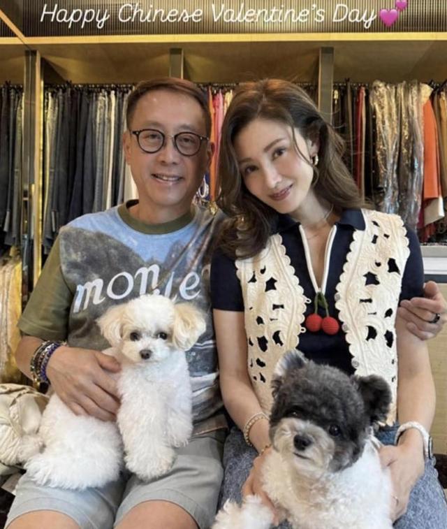 李嘉欣在香港别墅过年，染了一头金发打扮喜庆，与老公抱狗拜年 第5张