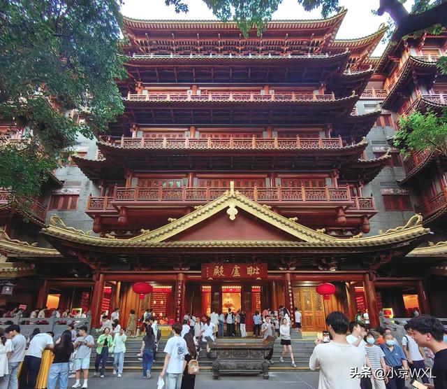 位于北京路旁的大佛寺	，香客络绎不绝