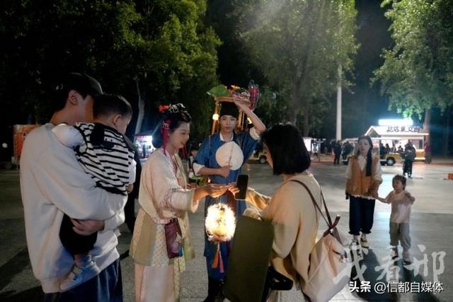 提灯夜游达活泉
