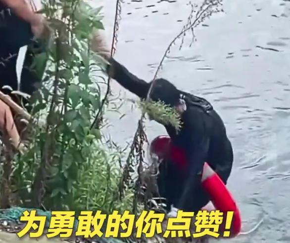 姑娘跳河救了人才哭着说好怕