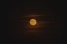 小时候做过很多和月亮有关的事情。其中最有趣的，莫过...图片