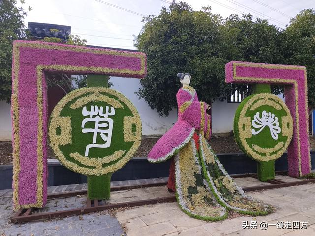 在“天仙配”传说的故事发生地孝感，建有一座“凤凰天仙城”