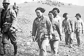 日军把许如梅绑在一棵大树上，把她的衣服都剥光了图片