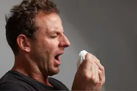 不分季节常流清鼻涕、并伴有打喷嚏图片