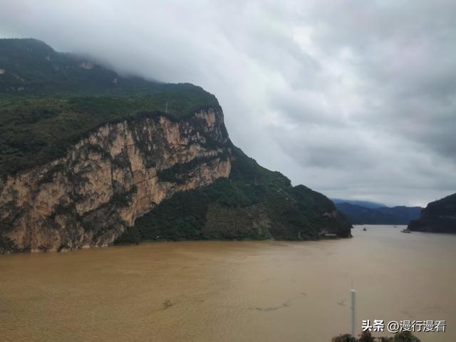 今天长江“牛肝马肺峡”水的黄，一点也不输于黄河水的黄