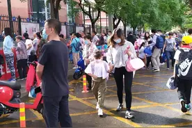 接送现象探究：为何小学至高中都需家长接送？图片