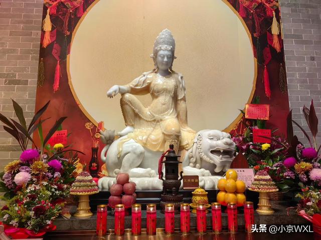 位于北京路旁的大佛寺，香客络绎不绝