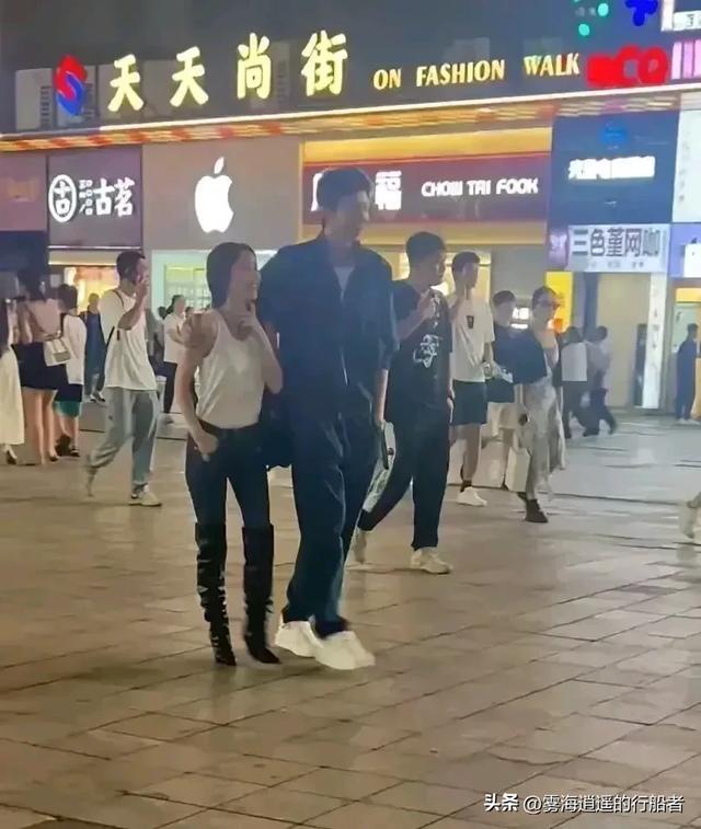 万万没有想到，女神现实中居然那么矮，现在才知道，不过还很漂亮