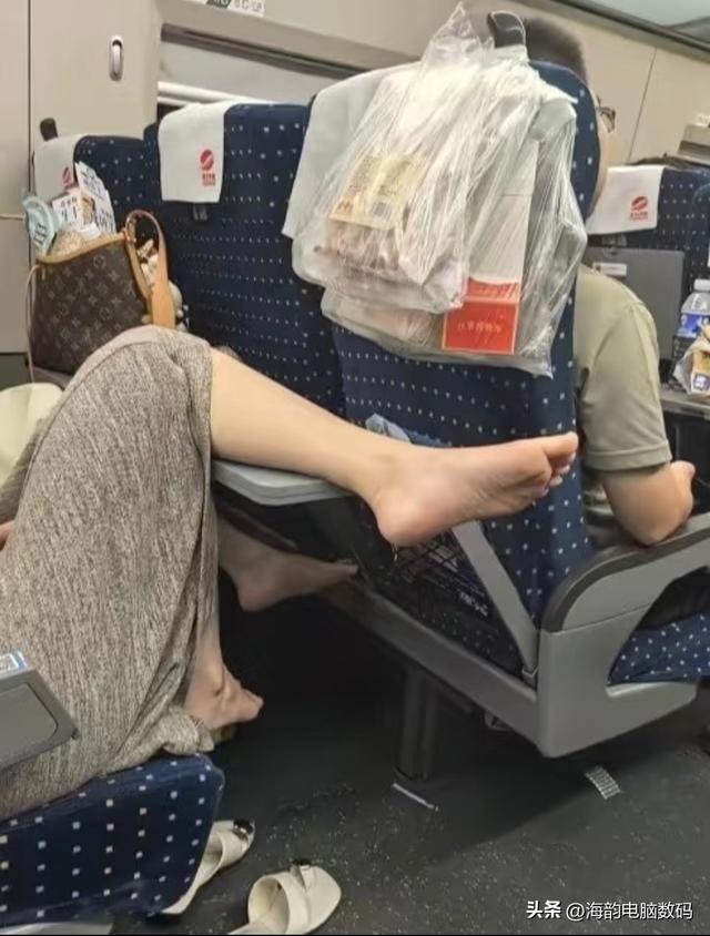高铁脱鞋不文明行为你怎么看