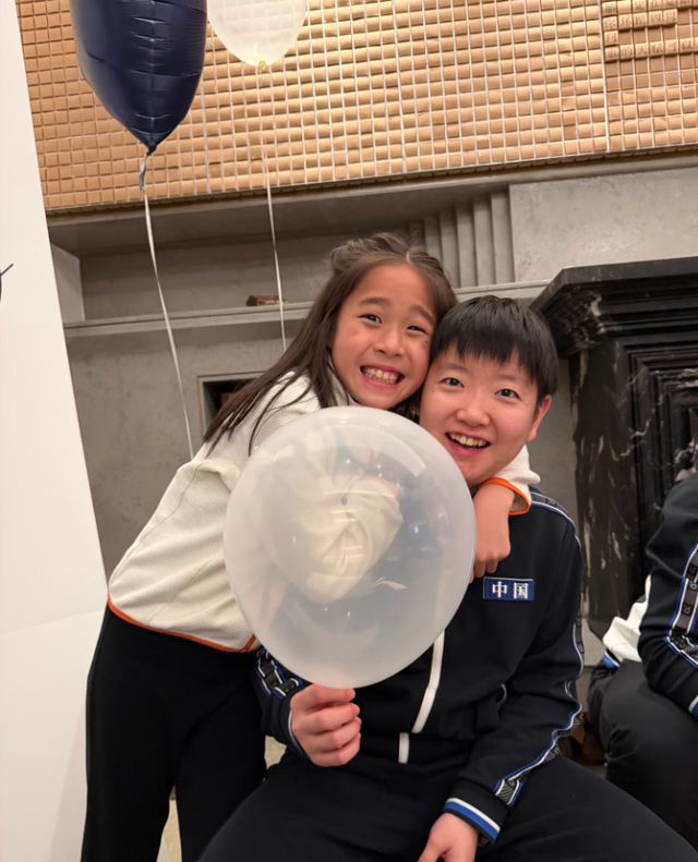 孙颖莎蒯曼拿气球为邱贻可庆生