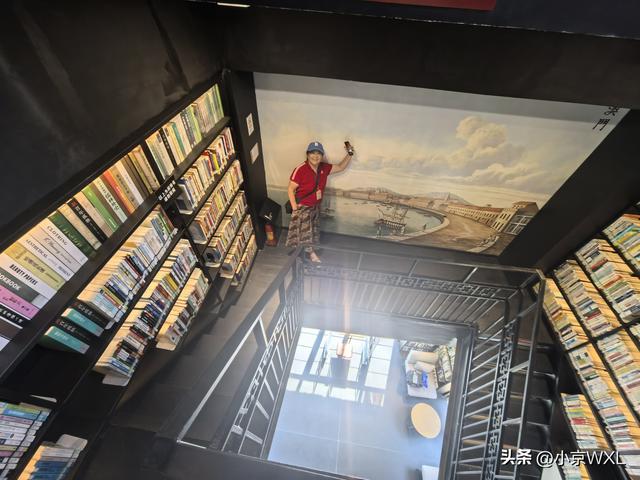 南沙游艇会里的灯塔图书馆