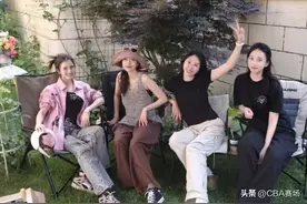 郭艾伦化身孩子王！韩德君宴请辽篮队友，海鲜大餐不忘东北蘸酱菜图片