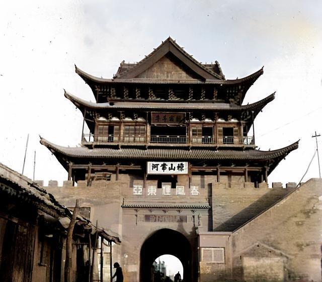 80年前山西临汾旧照曝光：鼓楼前“还没有夜市”冷清一片，日本女人在街上悠然闲逛