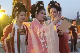 西安街头“妖精”多图片