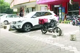 不在你家饭店吃饭就不许在门口停车，名副其实的“霸道”图片