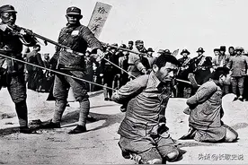 1946年8月，大汉奸万里浪被枪决后，家人在收殓时...图片