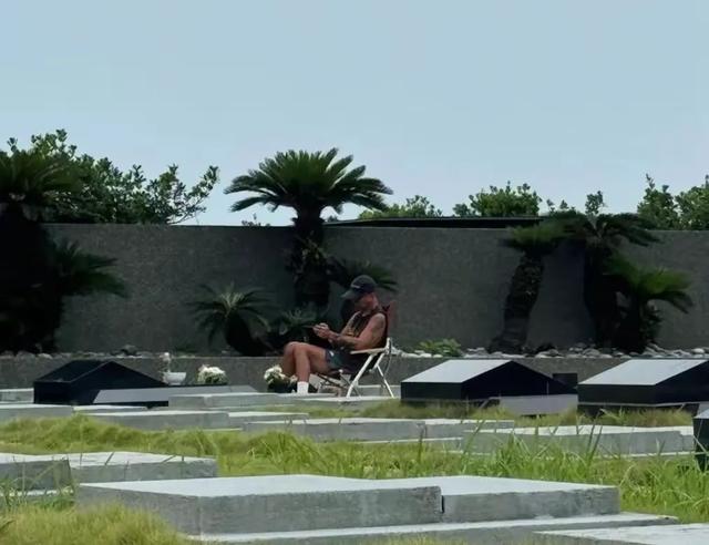 你如何看待具俊晔在墓园陪伴大S