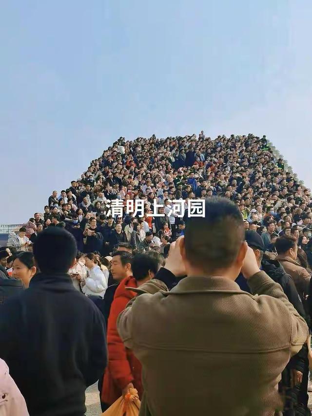 国庆23亿人出游：导航2小时堵成5小时	，为啥大家还抢着出门？