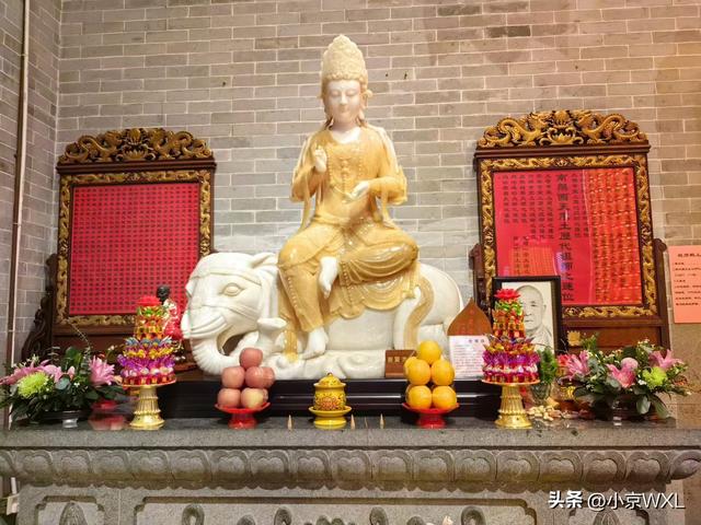 位于北京路旁的大佛寺，香客络绎不绝