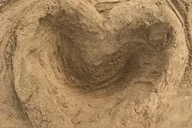 银行卡里面的钱，每天只能用100元吗？图片